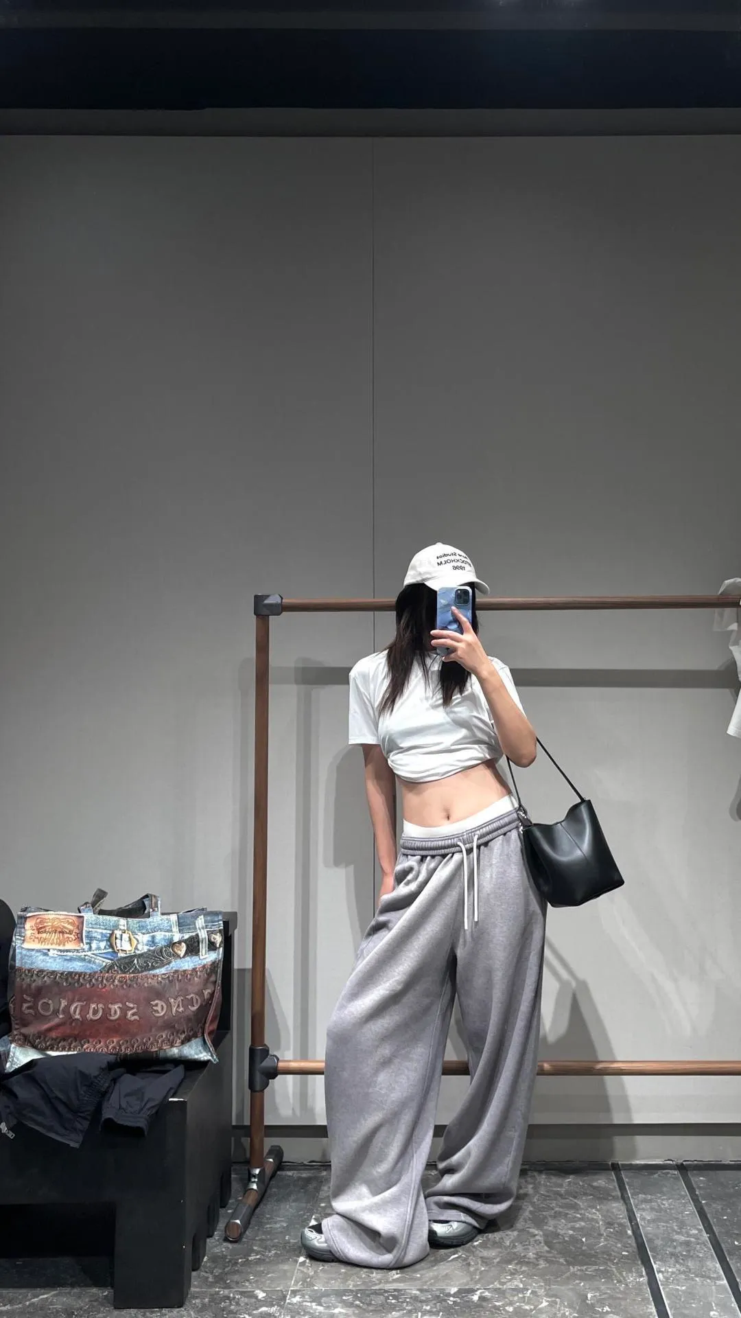 (This fabric is heavy, custom-made, double-sided digital direct-injection dyeing, the process is complicated, and it is more expensive) Acne Studios Stockholm Order number: 3398 Color: Gray ACNE letter drawstring straight trousers Fabric: Pure cotton fabric feels comfortable and not tight, the fabric is extremely comfortable and breathable Craftsmanship: Elastic waistband technology is used. The letters use digital direct-injection technology and are not easy to wear Details: All accessories are customized The level of precision can match the domestic cross-border size table: S (waist 30, hip 56, trouser length 103, foot 26) M (waist 32, hip 58, trouser length 105, foot 27) L (waist 34, hip 60, trouser length 107, foot 28) XL (waist 36, hip 62, trouser length 109, foot 29) Recommendations 173cm and below, 80-130kg S 172-178cm, 130-150kg M 177-182cm, 150-170kg L 180-188cm, 170-190kg XL